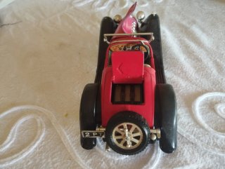 Coche de juguete clásico rojo y negro