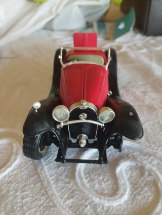 Coche de juguete clásico rojo y negro