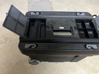 Baúl de herramientas con ruedas