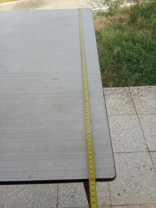 Mesa de madera gris