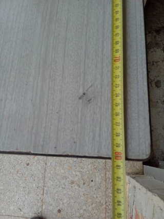 Mesa de madera gris