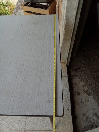 Mesa de madera gris