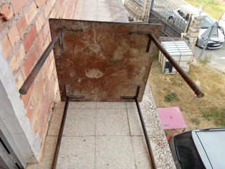 Mesa de madera gris