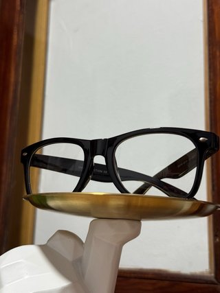 Gafas de sol de pasta negra cristales claros.