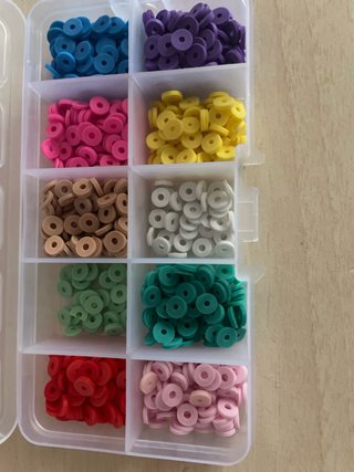 Caja de cuentas de colores para bisutería
