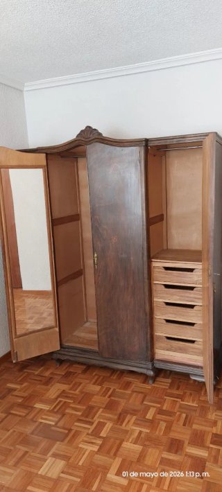 Armario antiguo de madera hecho a mano