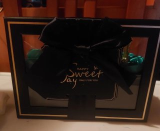 Caja de rosas decorada con mini corona y mariposa
