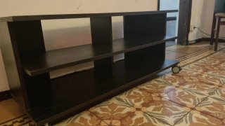 Mueble TV negro con ruedas