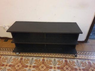Mueble TV negro con ruedas