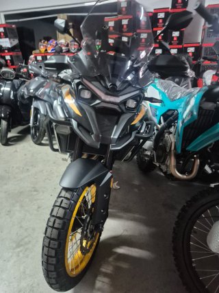 Kove 625X PRO Adventure Moto Negra y Dorada