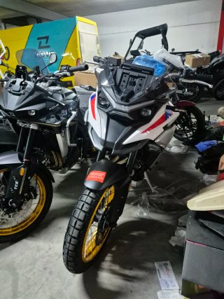 Kove 625X PRO Adventure Moto Negra y Dorada