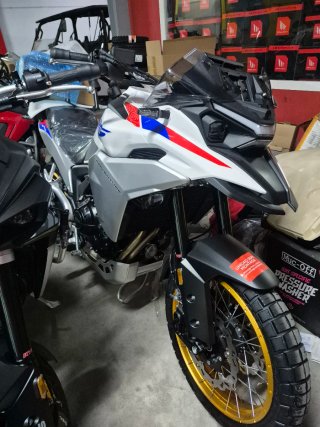 Kove 625X PRO Adventure Moto Negra y Dorada