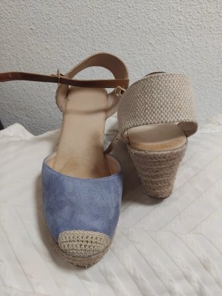 Sandalias cuña azul y beige