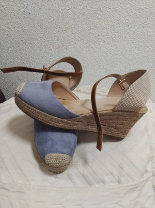 Sandalias cuña azul y beige