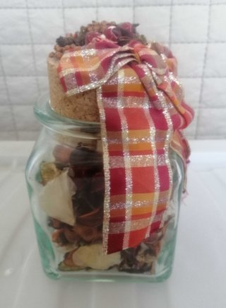 Tarro de cristal con popurrí y corcho