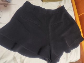 Pantalón corto negro volantes