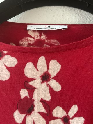 Jersey color rojo con estampado floral
