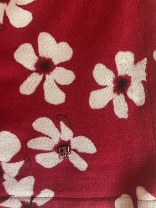 Jersey color rojo con estampado floral