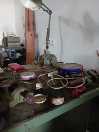 Taladradora mecánica y herramientas varias.