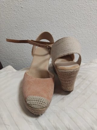 Sandalias cuña ante rosa y beige