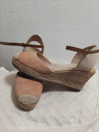 Sandalias cuña ante rosa y beige