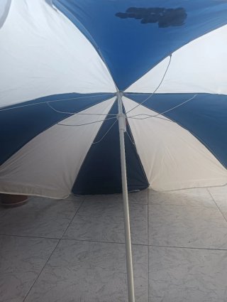 Sombrilla de playa azul y blanca