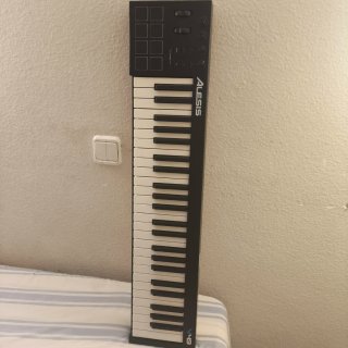 Teclado controlador Alesis V49