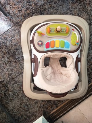 Andador infantil con centro de actividades