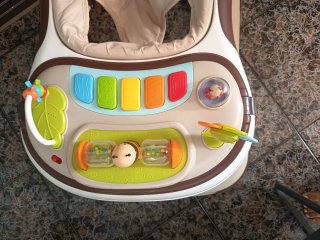 Andador infantil con centro de actividades