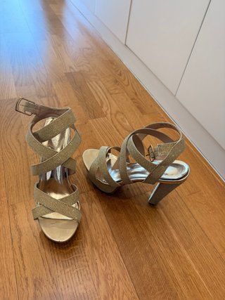 Sandalias de tacón doradas