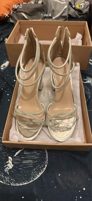 Sandalias de tacón plateadas con pedrería