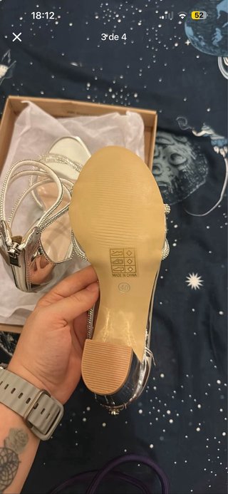 Sandalias de tacón plateadas con pedrería
