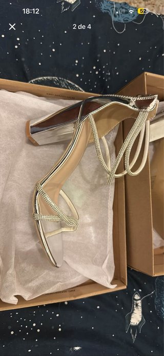 Sandalias de tacón plateadas con pedrería