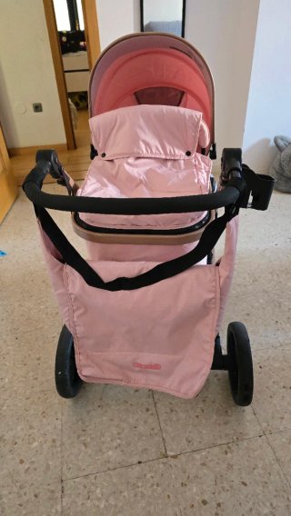 Carrito de bebé rosa