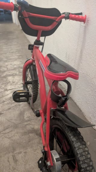 Bicicleta 14 Rayo McQueen. Lleva ruedines.