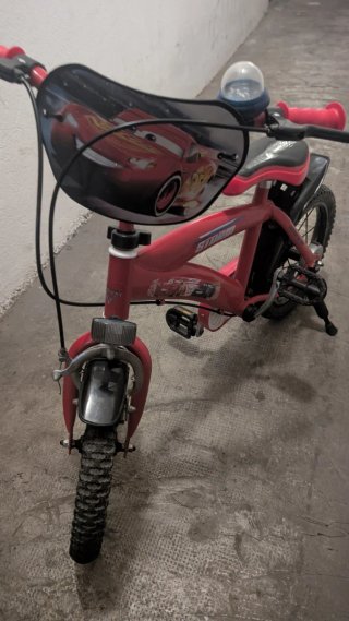 Bicicleta 14 Rayo McQueen. Lleva ruedines.