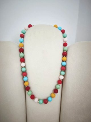 Collar de perlas de colores