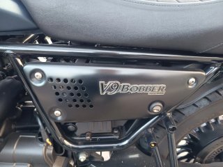 Moto Guzzi V9 Bobber Azul mate Limitada A2