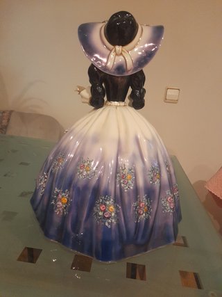 Figura de porcelana mujer vestida de época