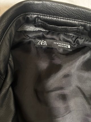 Chaqueta Zara efecto piel negra