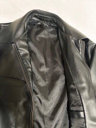 Chaqueta Zara efecto piel negra