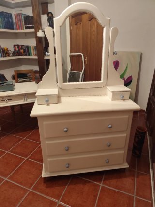 Cómoda tocador blanca con espejo