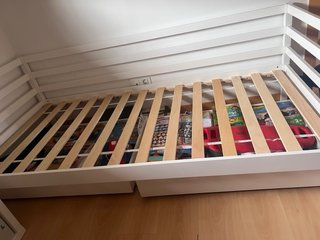 Estructura de cama blanca con cajones