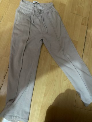 Pantalón gris con rayas