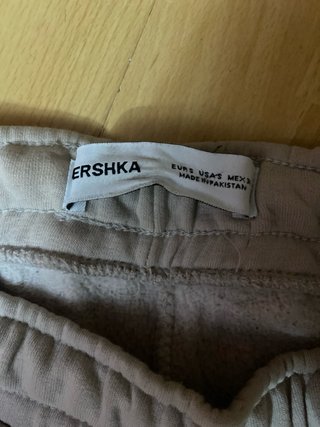 Pantalón gris con rayas