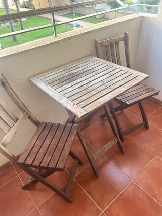 Mesa y 2 sillas plegables madera terraza