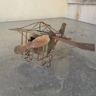 Avión de hojalata artesanal