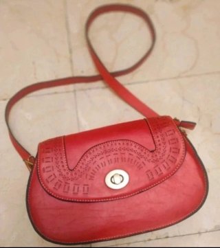 Bolso de hombro rojo