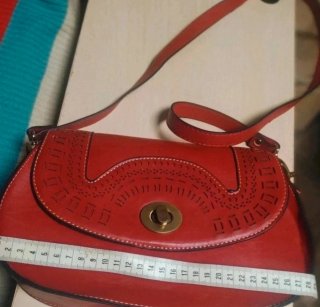 Bolso de hombro rojo