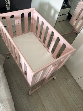 Cuna colecho rosa + colchón+ protector + sabanas